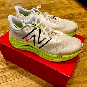 New Balance Men’s FuelCell V4